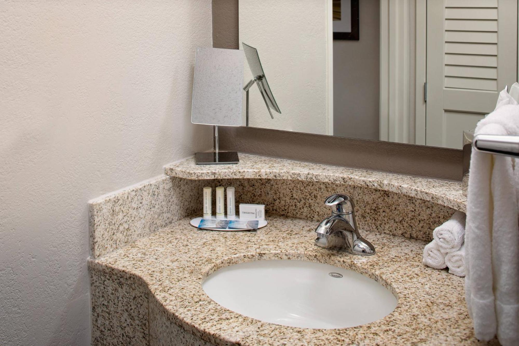 Hotel Courtyard Westchase 3*