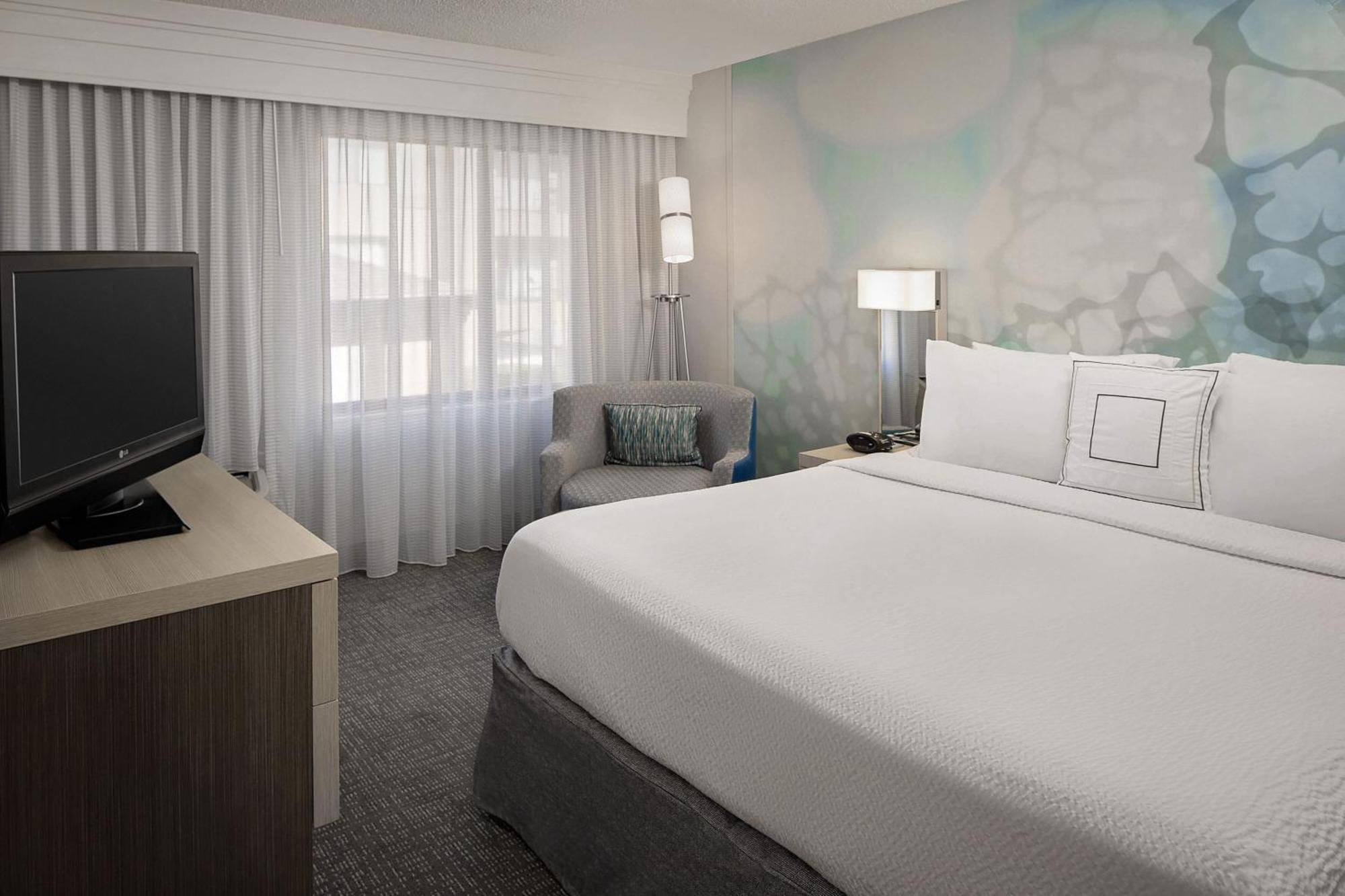 Courtyard Westchase 3*