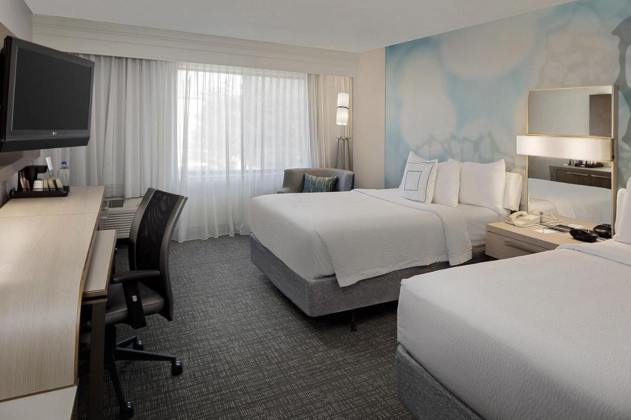 Courtyard Westchase 3*
