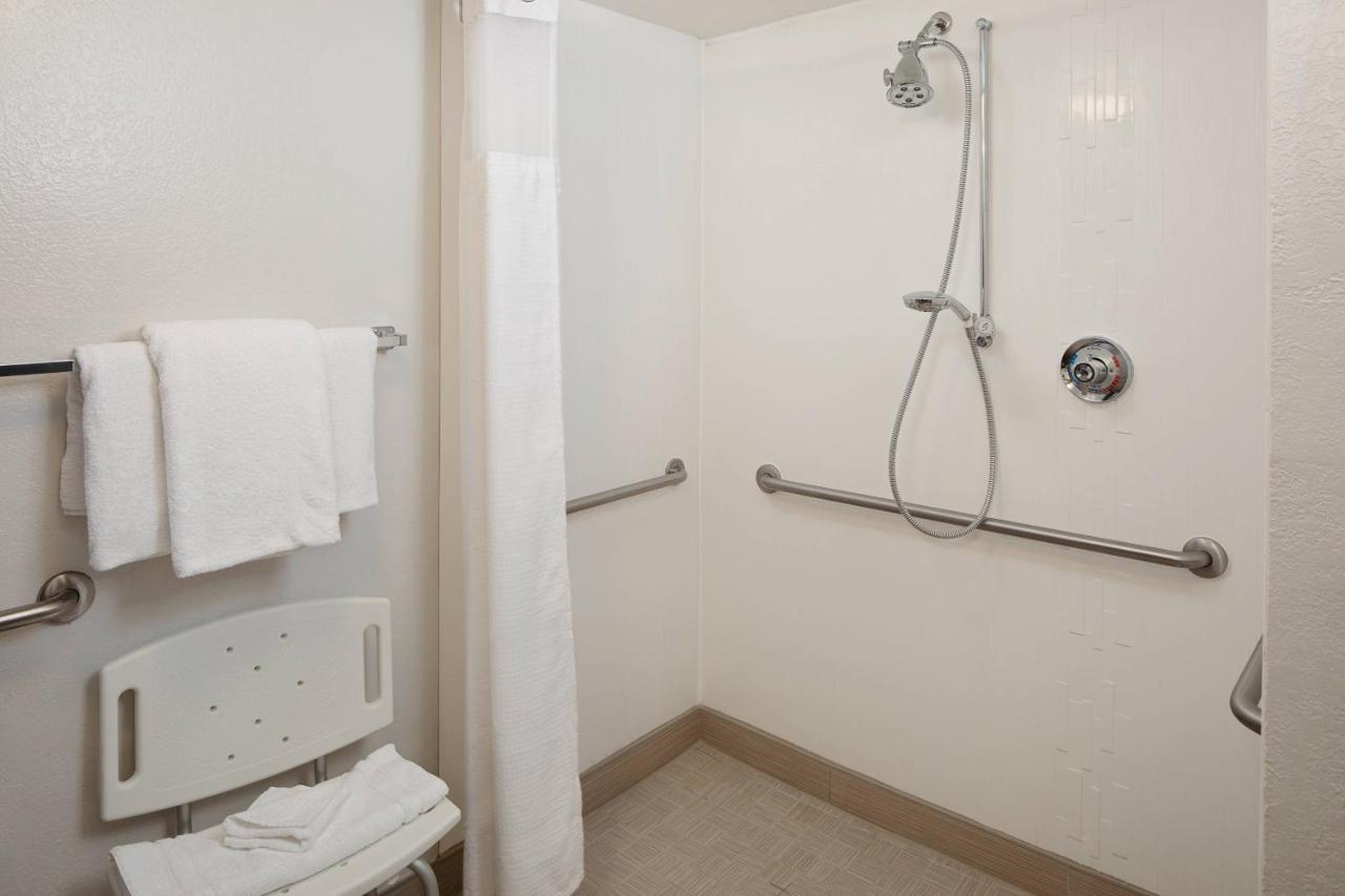 Courtyard Westchase Hotel 3*