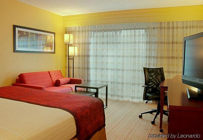 Courtyard Westchase Hotel 3*