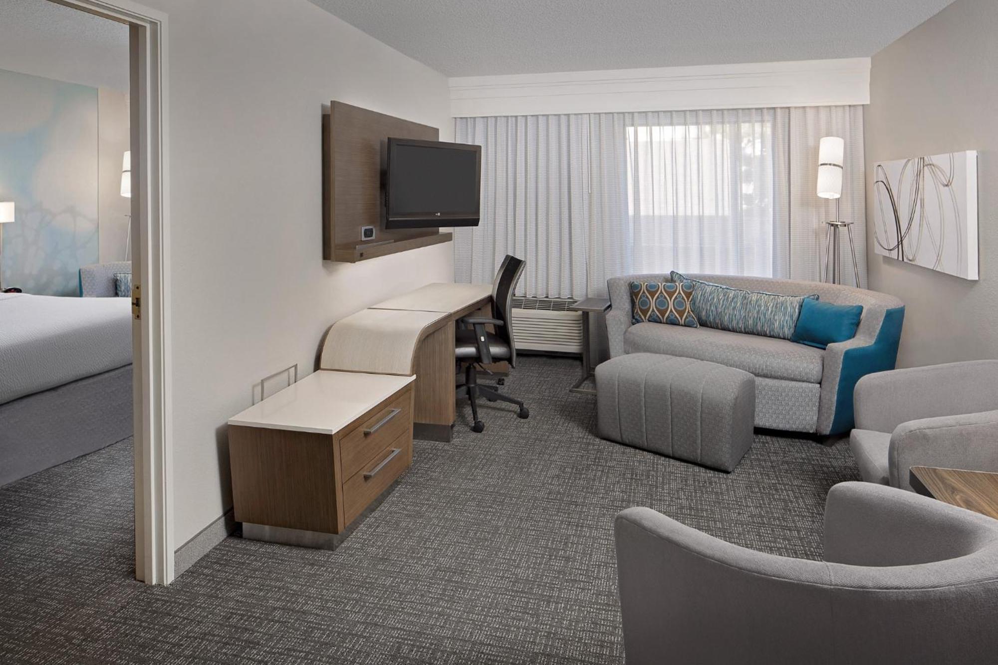 Courtyard Westchase 3*