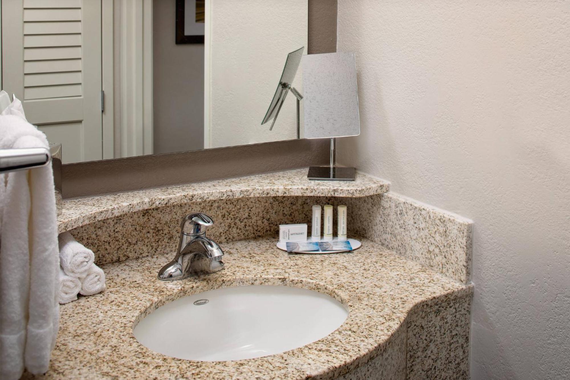 Courtyard Westchase Hotel 3*