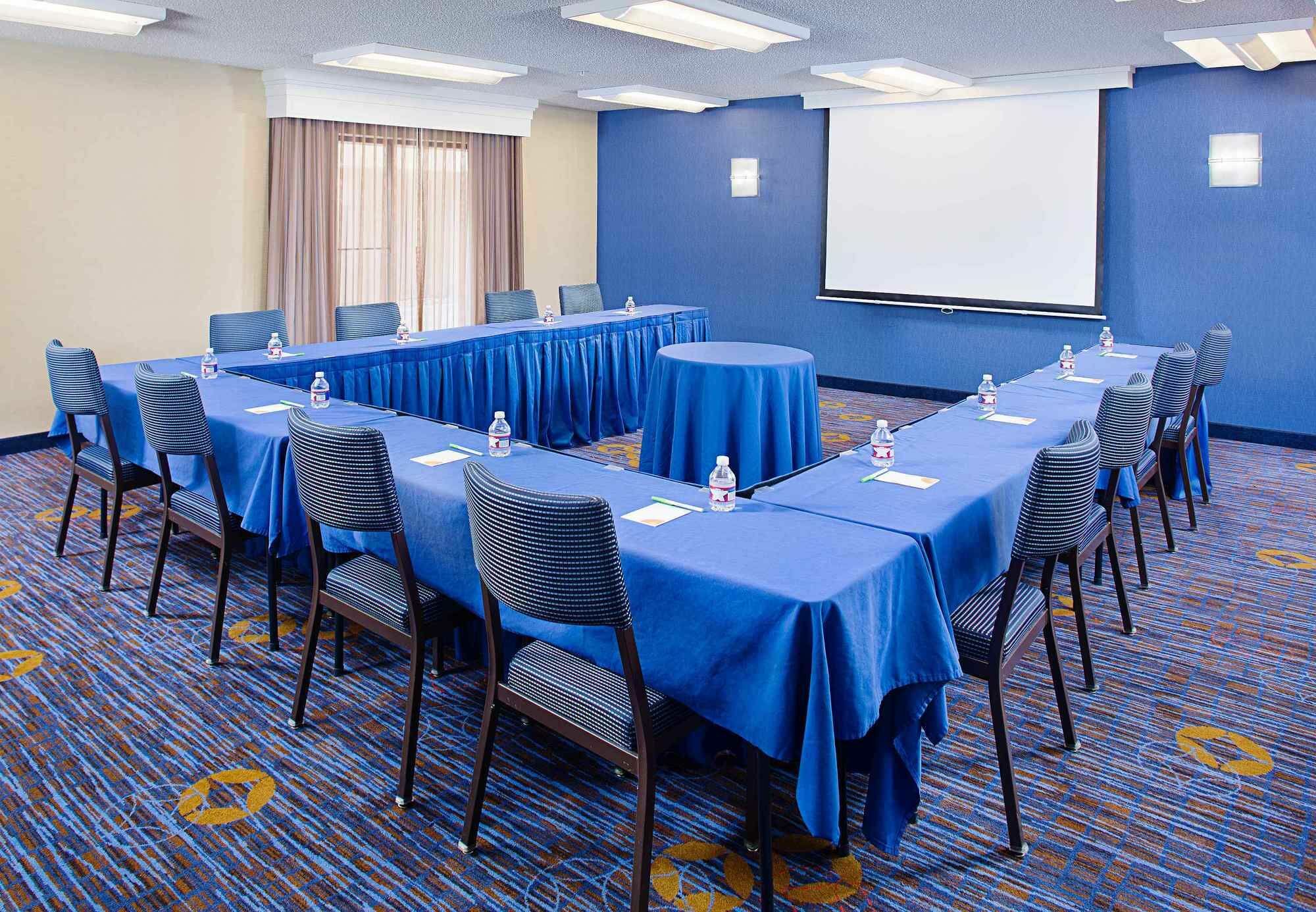 Courtyard Westchase Hotel 3*