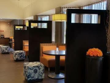 Courtyard Westchase Hotel 3*