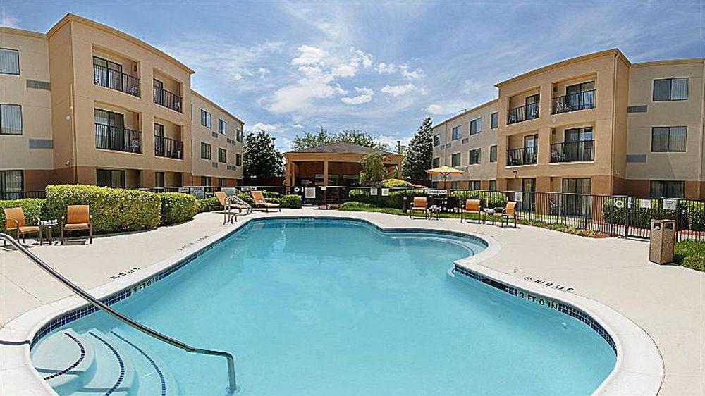 Courtyard Westchase 3*